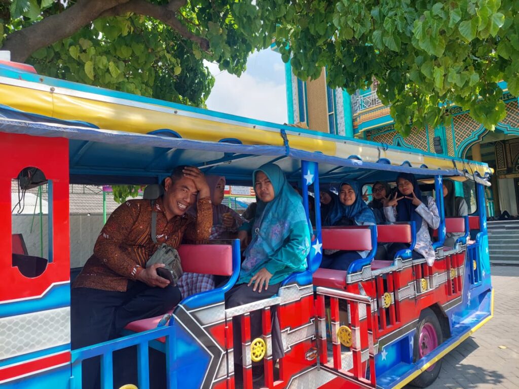 Bapak Ibu guru MIS Mu'awanah melakukan simulasi rute Tayo Madrasah